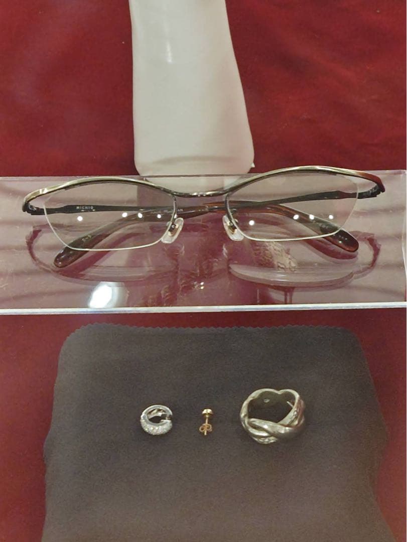 長渕剛さん着用メガネ.サングラス.黒いマントと真っ赤なリンゴMVなど