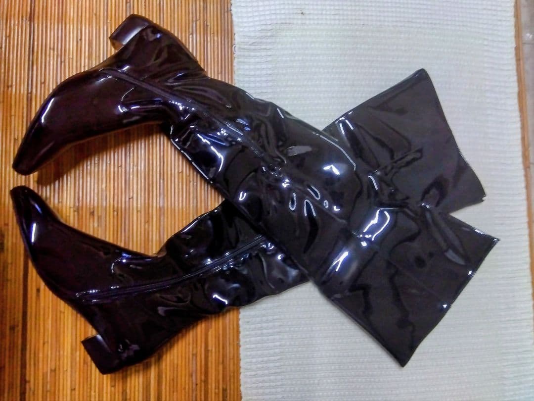 希少品　ユニセックス　エナメル黒のスタイリッシュなニーハイブーツ