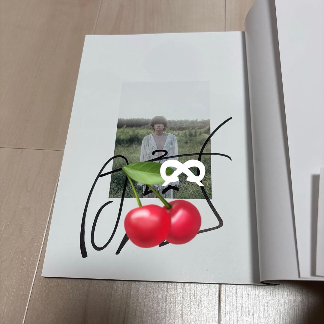 WATWING 鈴木曉 写真集 サイン入り - メルカリ