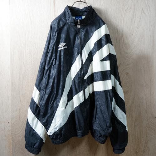 90s UMBRO ナイロンジャケット ビッグロゴ ブラック - メルカリ