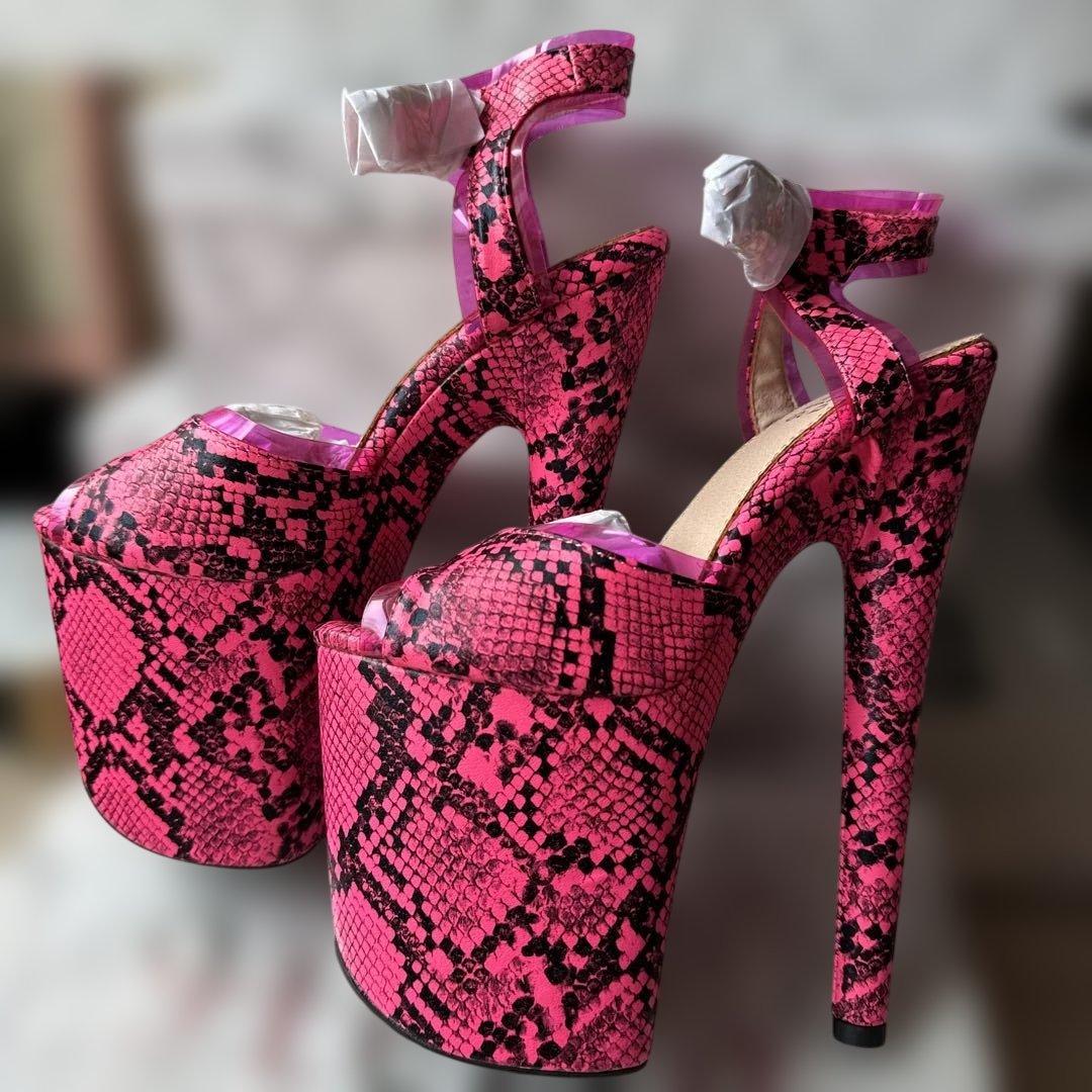 専用　ヘラヒール　ピンク ヘビ柄 、ベージュ、スノーレオパード ゆうちゃみ：スノボウエアで七変化 ヒョウ柄に「めっちゃテンション