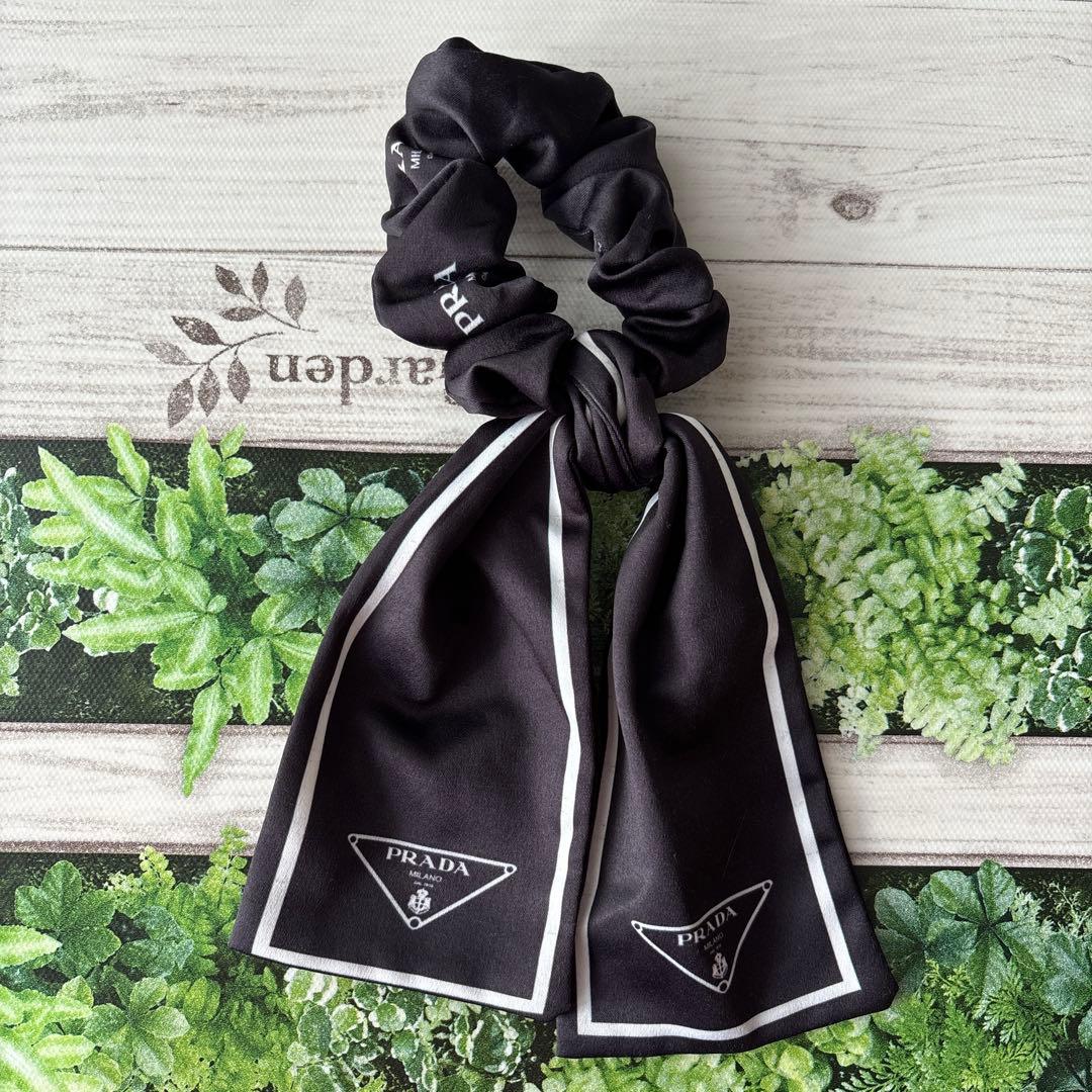 PRADA ブラックリボンシュシュ ホワイトリボンシュシュ - メルカリ