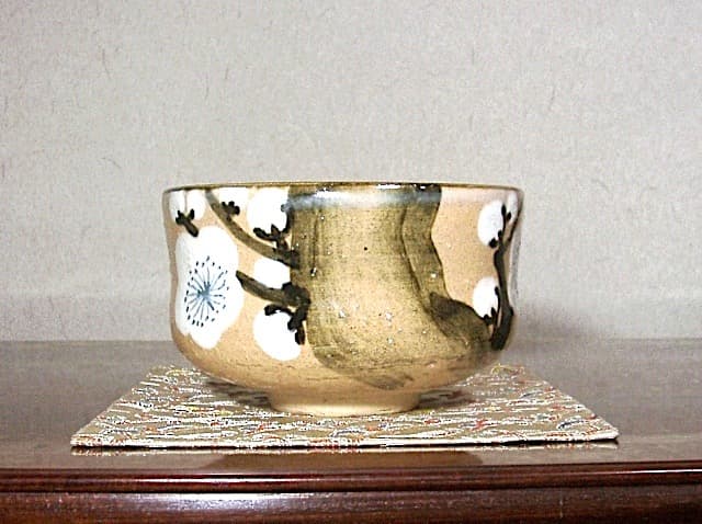 九谷焼　矢口永寿（初代）作　乾山意　梅　無傷　箱合　保証。 九谷焼 矢口永寿（初代）作 乾山意 梅 無傷 箱合 保証。