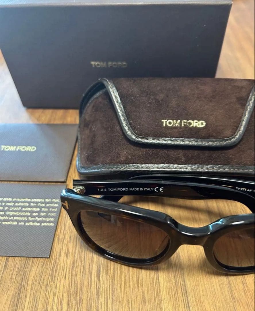 TOM FORD ウェリントン　サングラス TF211AF 鼈甲柄　ブラウン トムフォード TOM FORD サングラス TF211 AF 52J 53□21 140 合成樹脂