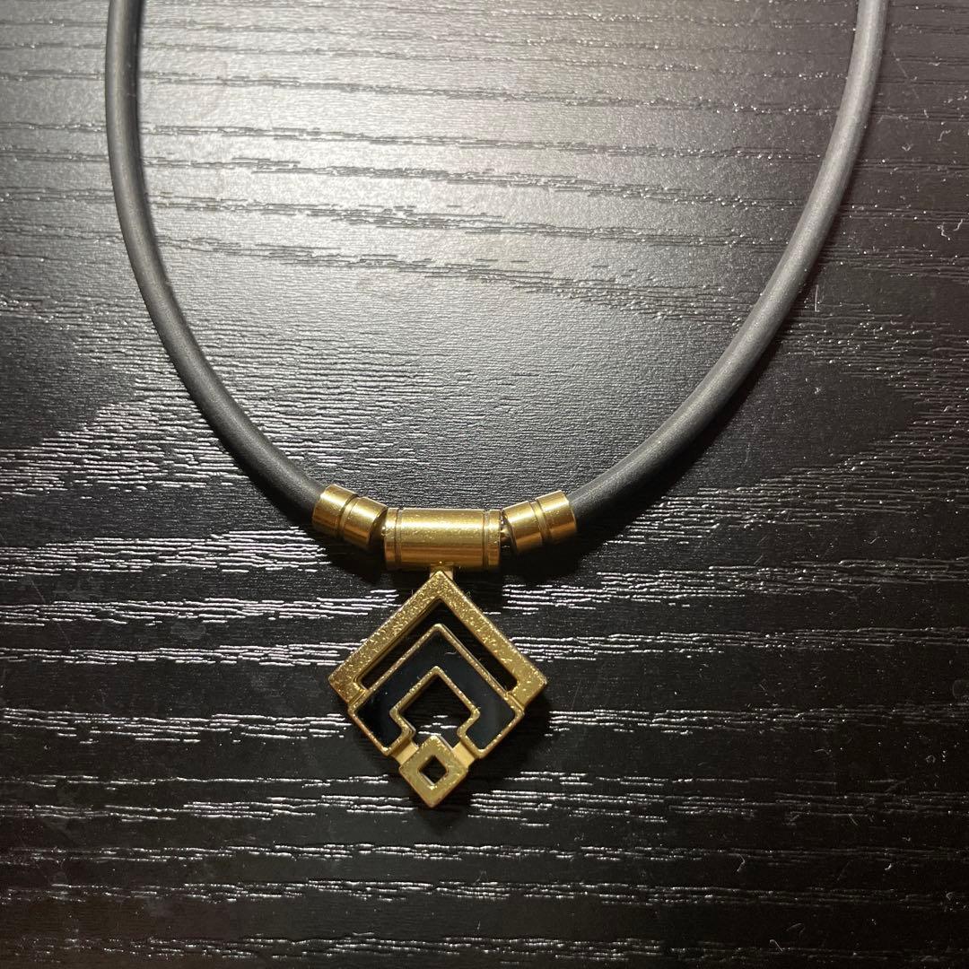 ゴールドの幾何学模様のネックレス。現代女性のための大胆な