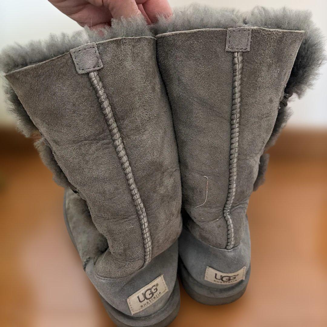 UGG グレー ボタン付きムートンブーツ 22センチ - メルカリ