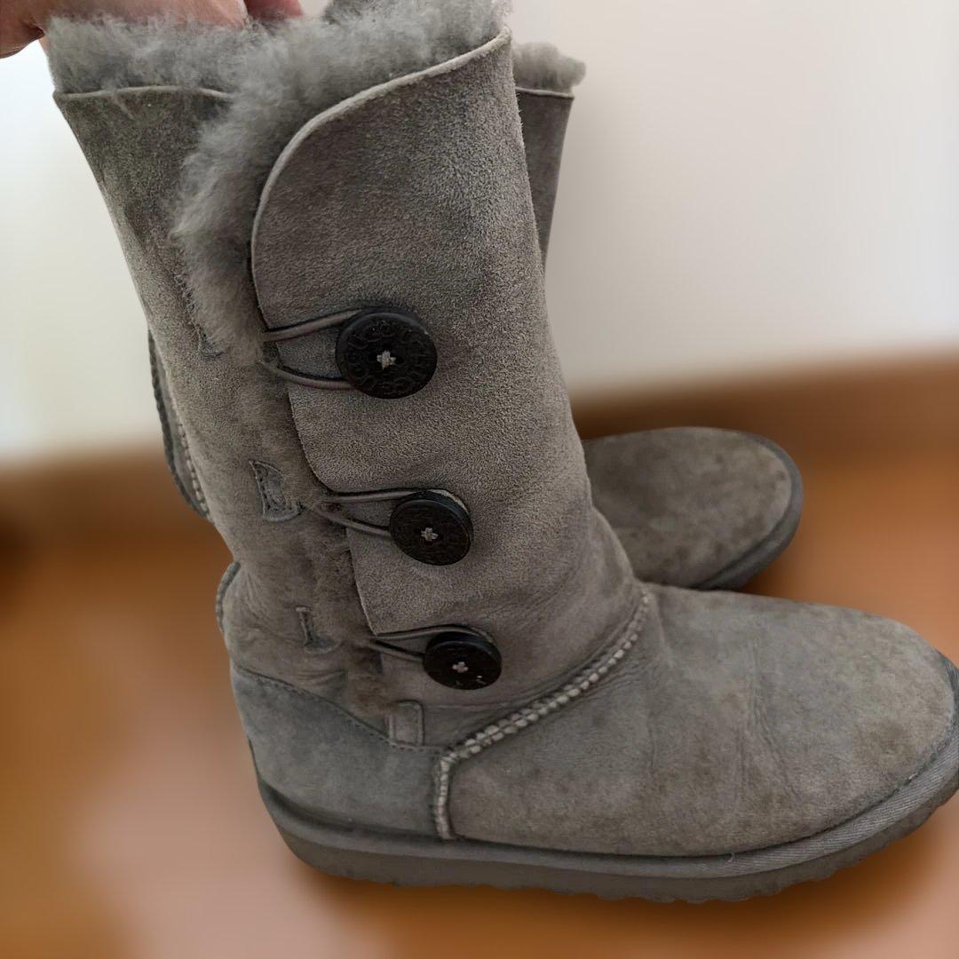 UGG グレー ボタン付きムートンブーツ 22センチ - メルカリ