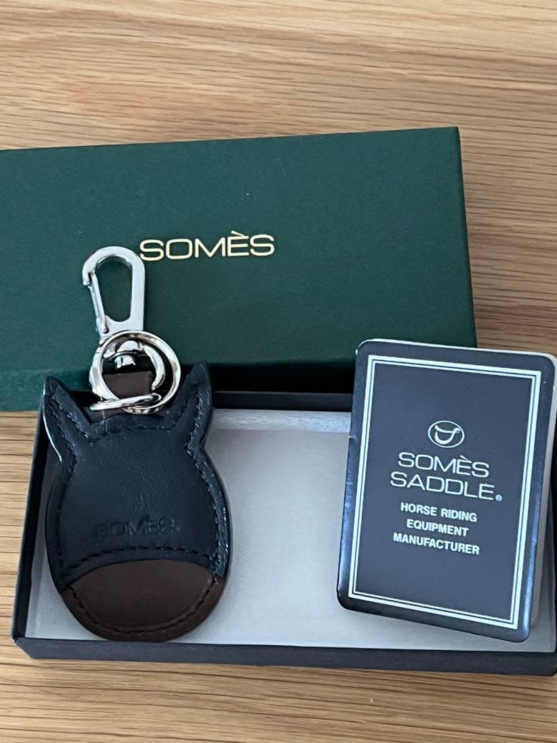 希少 新品 ソメスサドル 馬メンコ キーホルダー - メルカリ