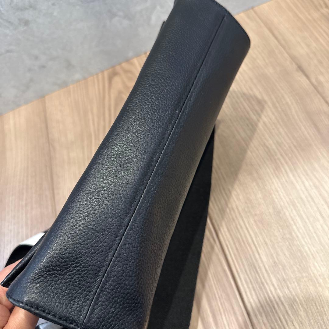 ear パピヨネ◾️本革 軽量470g ボディバッグ 黒 ドット柄ストラップ