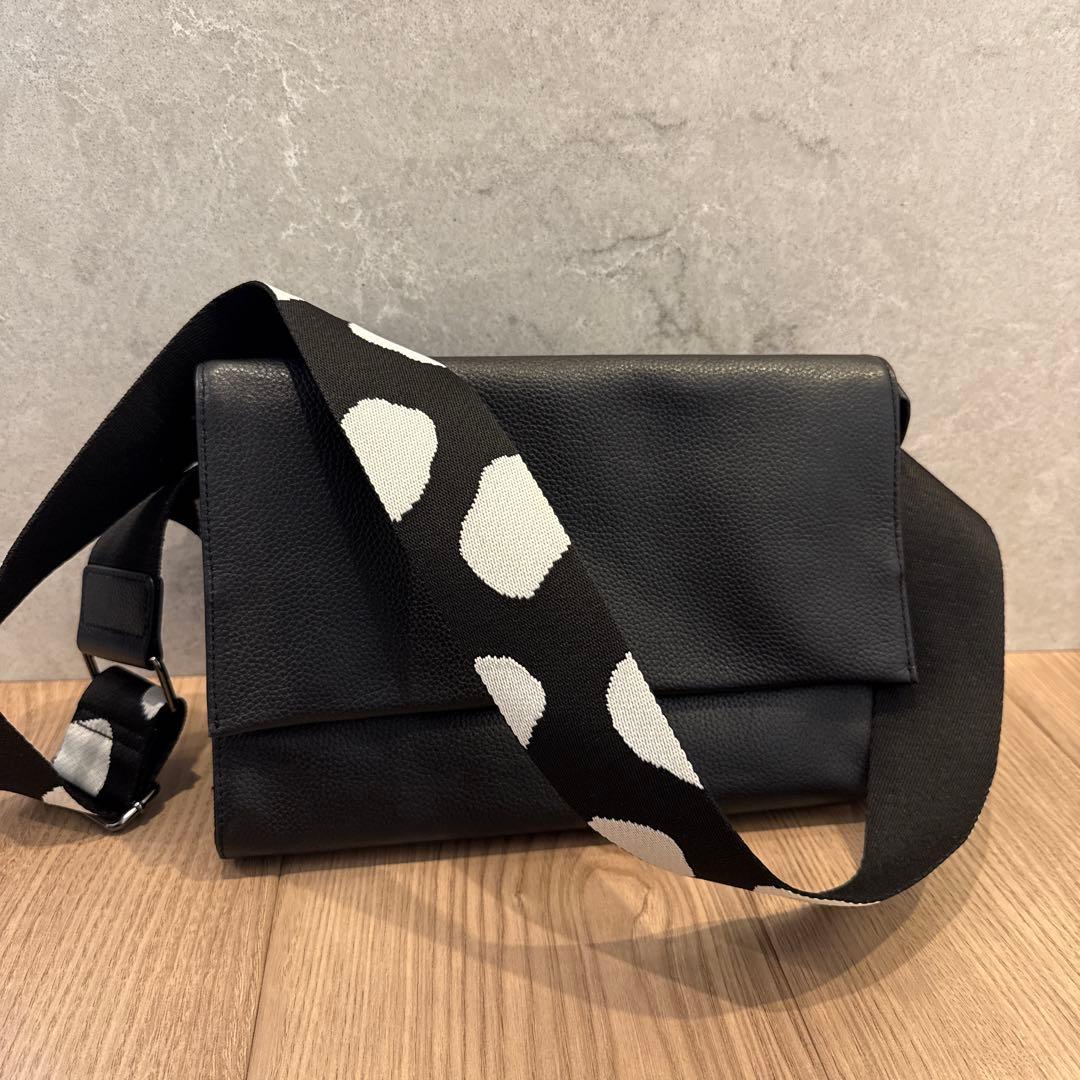 ear パピヨネ◾️本革　軽量470g ボディバッグ 黒 ドット柄ストラップ◾️ ear パピヨネ◾️本革 軽量470g ボディバッグ 黒 ドット柄ストラップ