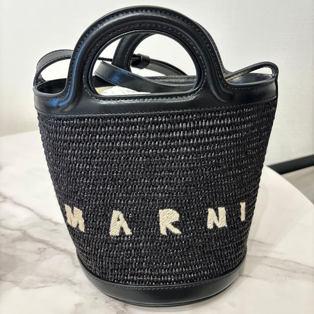 MARNI / マルニ TROPICALIA MINI BUCKET BAG Tropicalia Small Bucket Bag in black leather and raffia-effect