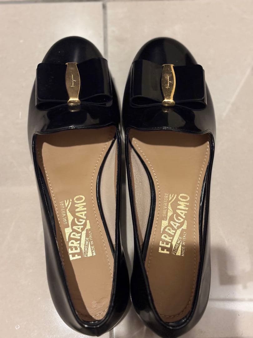 FERRAGAMO ブラックフラットシューズ New Vara plate ballet flat - Women | Ferragamo