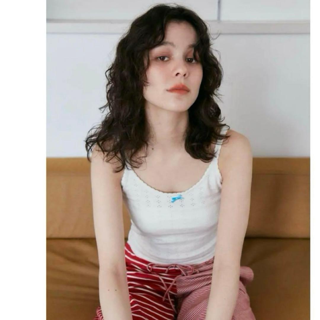 eyelet ribbon cami (white × blue ribbon)