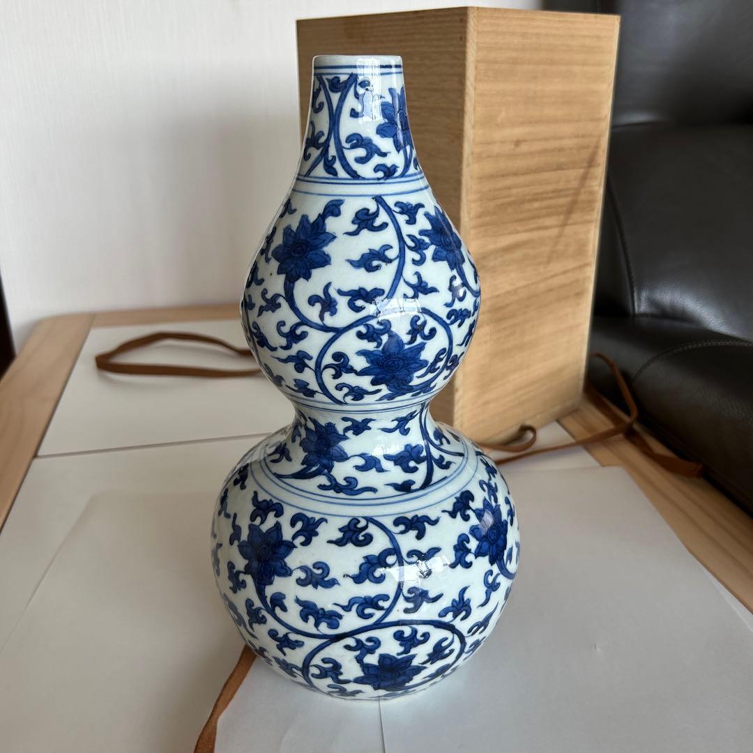 青花 青と白の花模様の瓢箪型陶器瓶