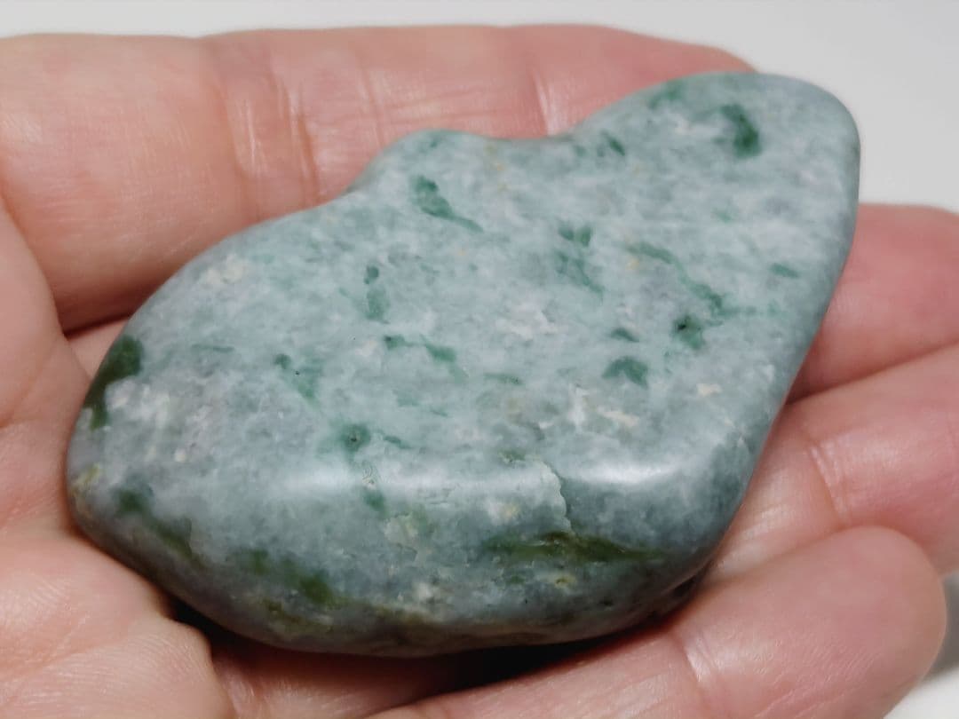 糸魚川156 翡翠 77g ヒスイ 原石 鑑賞石 自然石 誕生石 鉱物 鉱石