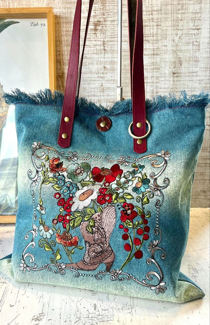 ロラライハリス♡インディゴグラデデニム♡刺繍の本革持ち手のフリンジ肩掛けバッグ デニムと革のトートバッグ：デニム×モリスコレクションいちご泥棒×本革