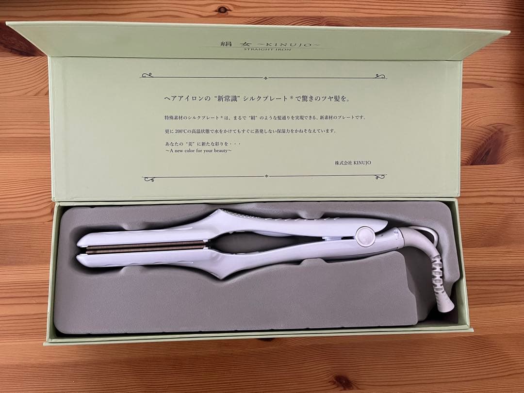 絹女 KINUJO LM-125 ホワイト ストレートヘアアイロン Amazon.co.jp: 絹女～KINUJO～ 28×100mm ストレート ヘアアイロン 220