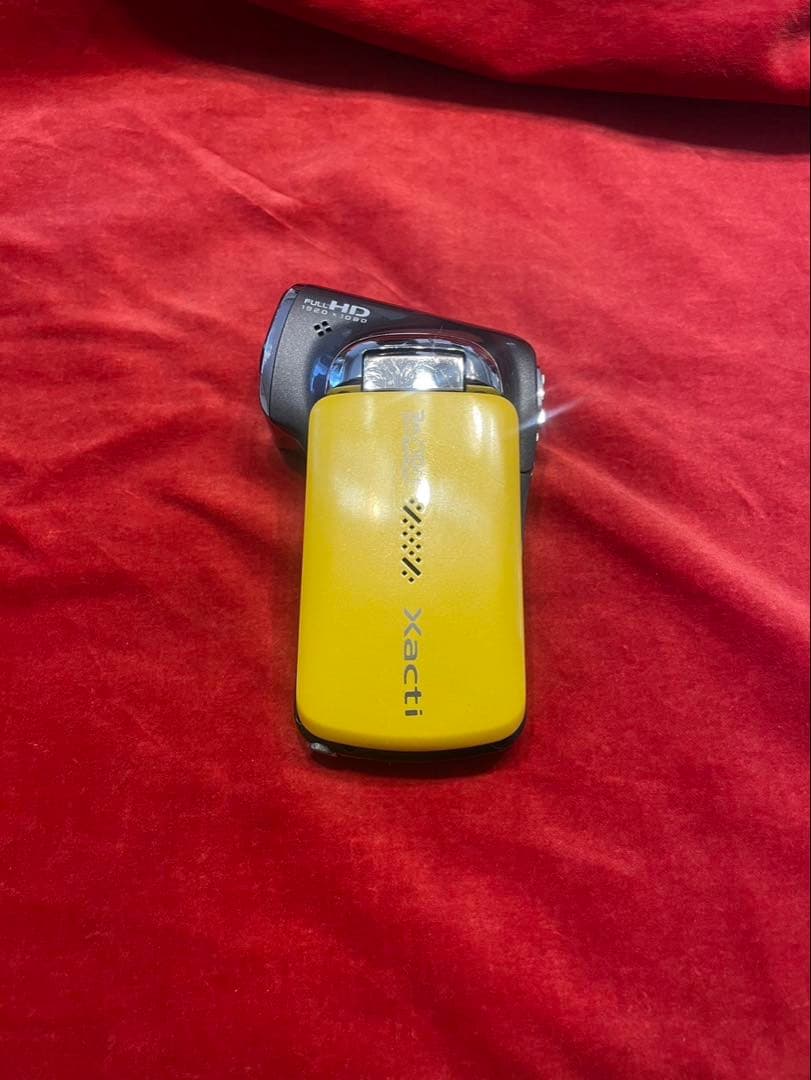 ［美品］SANYO Xacti DMX-CA100 ビデオカメラ レトロ Amazon | SANYO デジタルムービーカメラ Xacti CA100 Y イエロー DMX