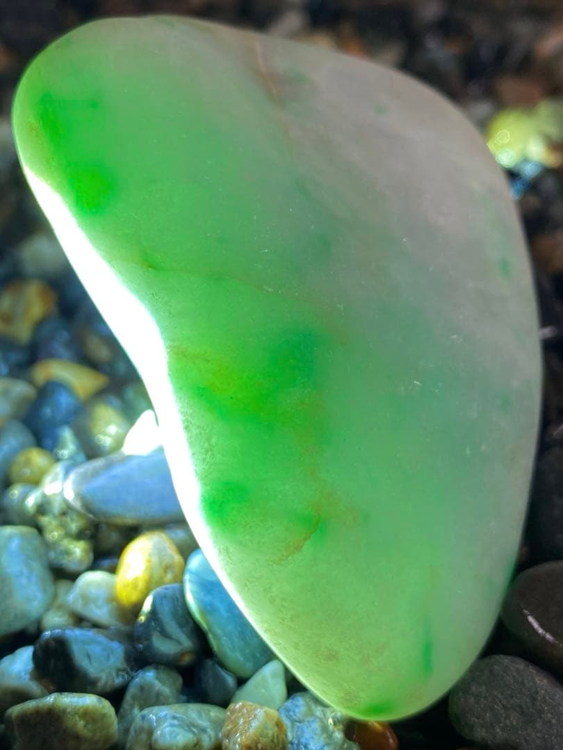 糸魚川翡翠 海石 点在する翠 上質ヒスイ 海岸転石 海岸翡翠 緑ひすい