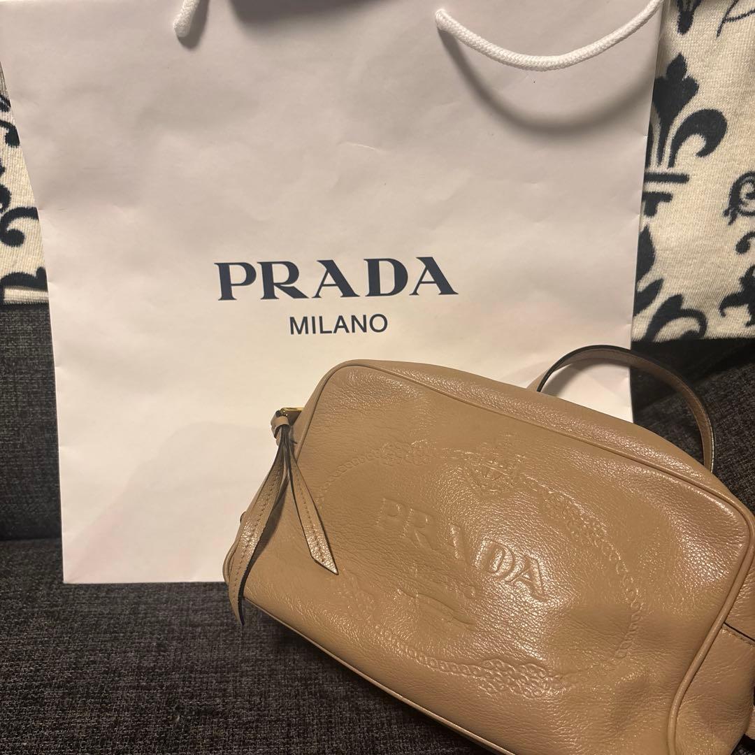 PRADA ベージュ 型押しショルダーバッグ オールレザー プラダ PRADA ショルダーバッグ レザー ベージュ レディース 中古