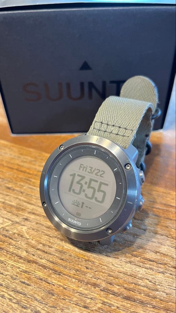 美品 SUUNTO TRAVERSE SLATE デジタル腕時計 USB充電式