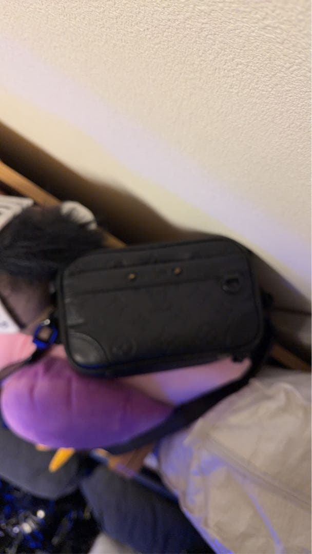 黒の合成皮革ショルダーバッグルイヴィトン ルイ・ヴィトン“ブラックレザー”のメンズショルダーバッグ、煌めくLV