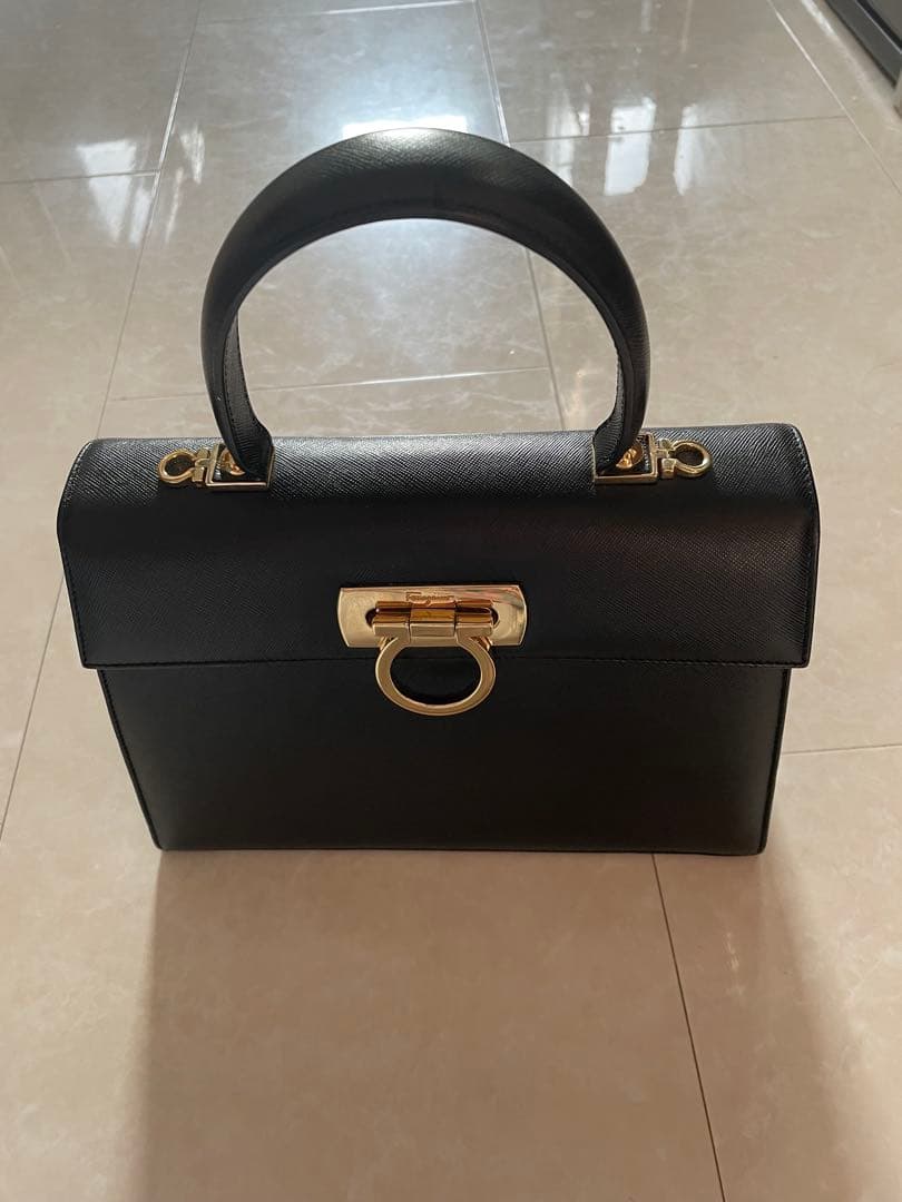 ブラックレザーハンドバッグ ゴールド金具 GIVENCHY ロゴ金具レザーハンドバッグ | Hedy