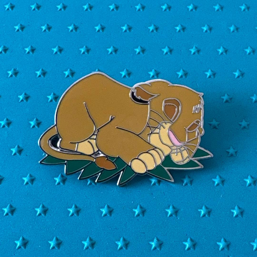 海外ディズニー ピンバッジ ライオンキング シンバ - メルカリ