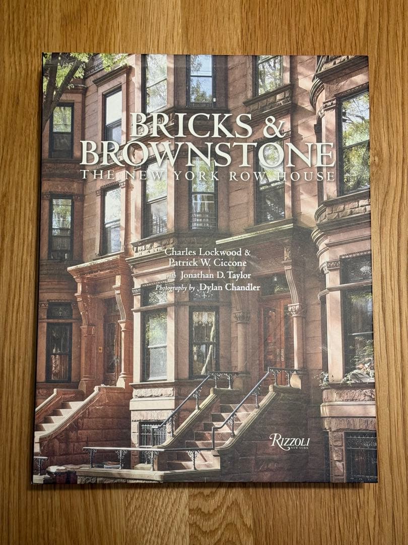 Bricks and Brownstone: The New York 洋書 Bricks & Brownstone: The New York Row House