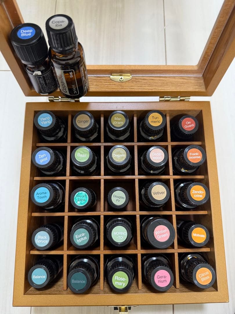 大幅値下げ✨doTERRA エッセンシャルオイルセット 木製ボックス 事典付き ドテラ エッセンシャルオイル セット 木製ボックス付き - メルカリ