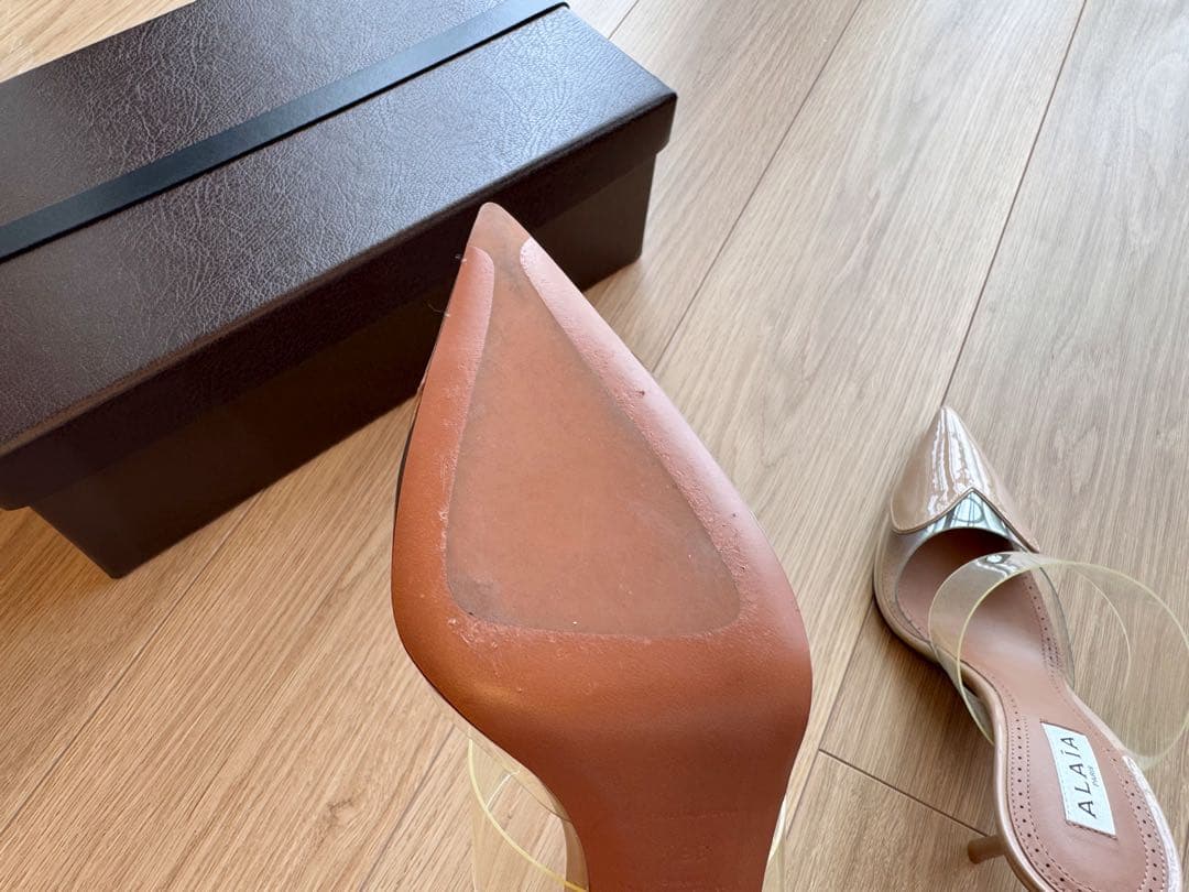 Alaïaアライア LE CŒUR パテントカーフスキン製 ミュール ベージュ