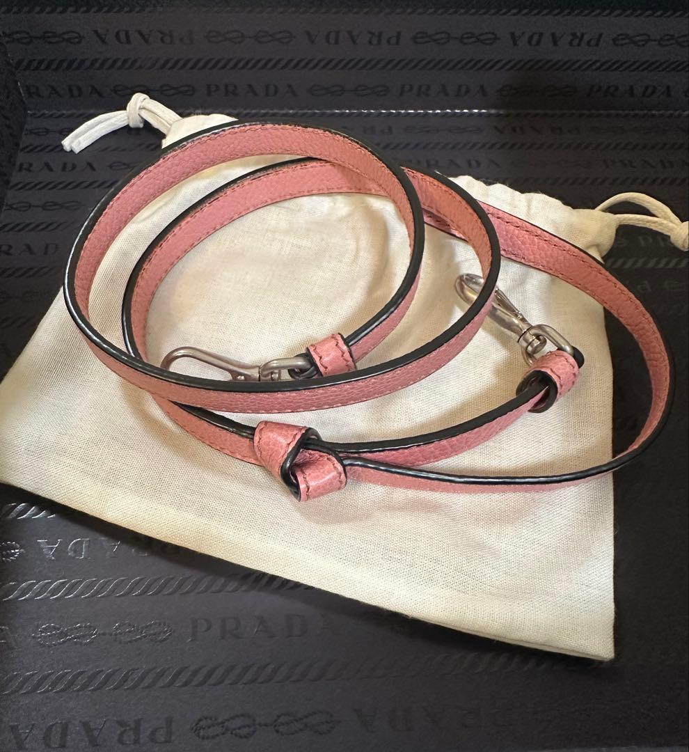 PRADA ピンク レザー ポーチ ストラップ付き - メルカリ