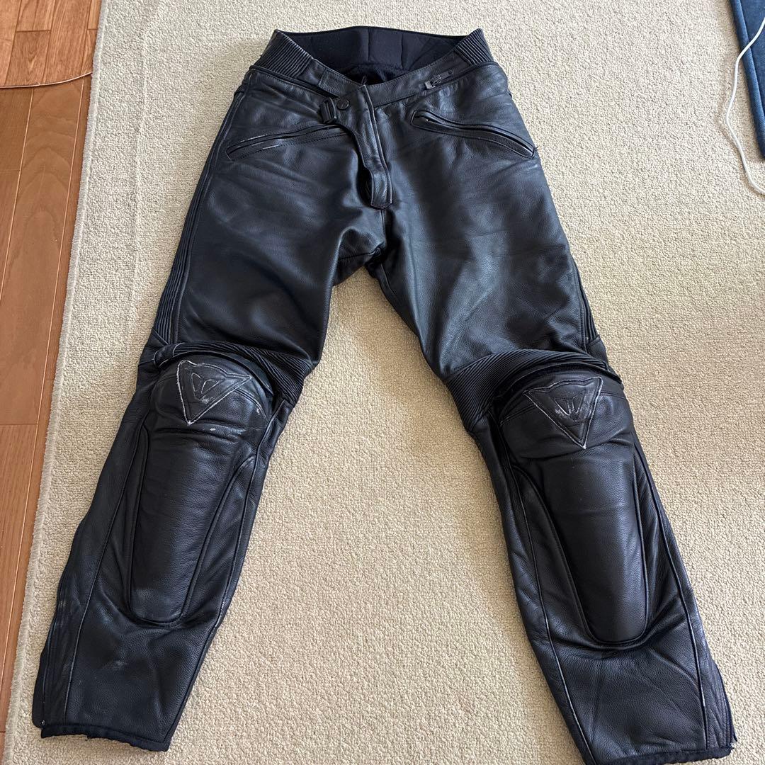 ダイネーゼバイク用レザーパンツ 膝プロテクター付き これからの季節、スポーツバイクにお乗りの皆様にオススメのアイテム