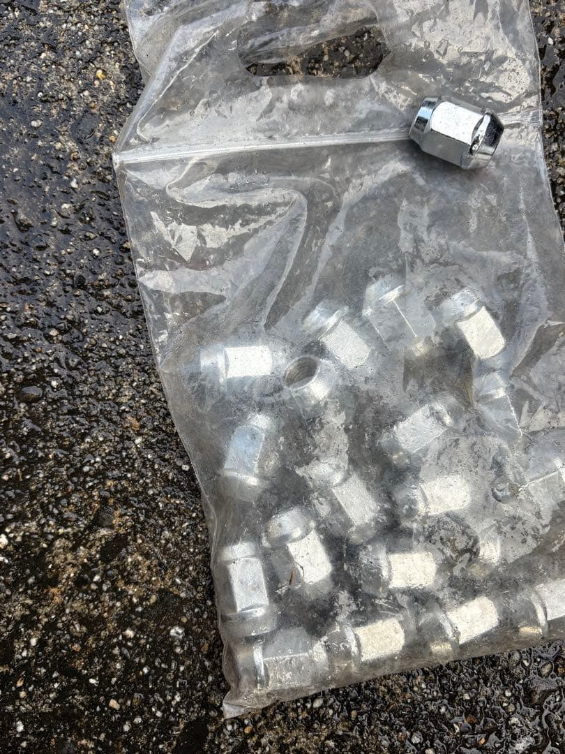 BIbUです。 昼の12時までにご購入お願いします。