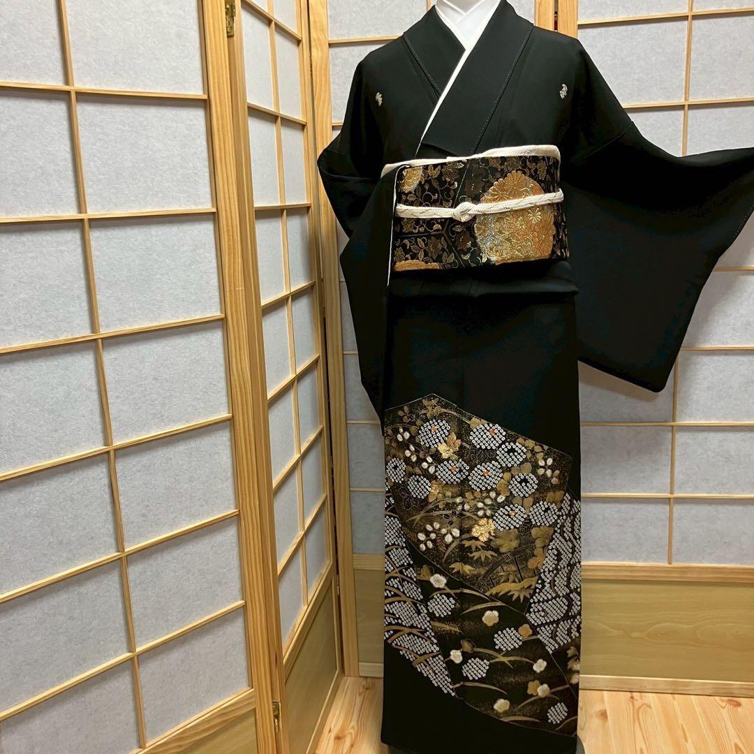 6490］黒留袖 駒刺繍 五つ紋 右三階松 比翼付 金彩 正絹 着物 袷