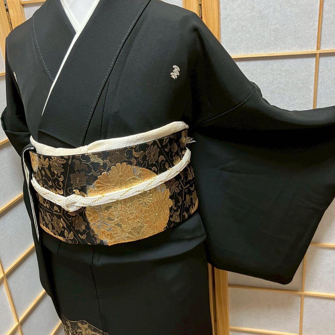 6490］黒留袖 駒刺繍 五つ紋 右三階松 比翼付 金彩 正絹 着物 袷