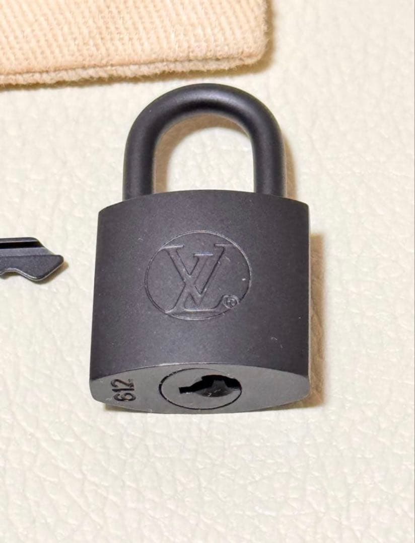 ノ*リ様 LOUIS VUITTON ルイ ヴィトン カデナ 鍵 南京錠 マット - メルカリ