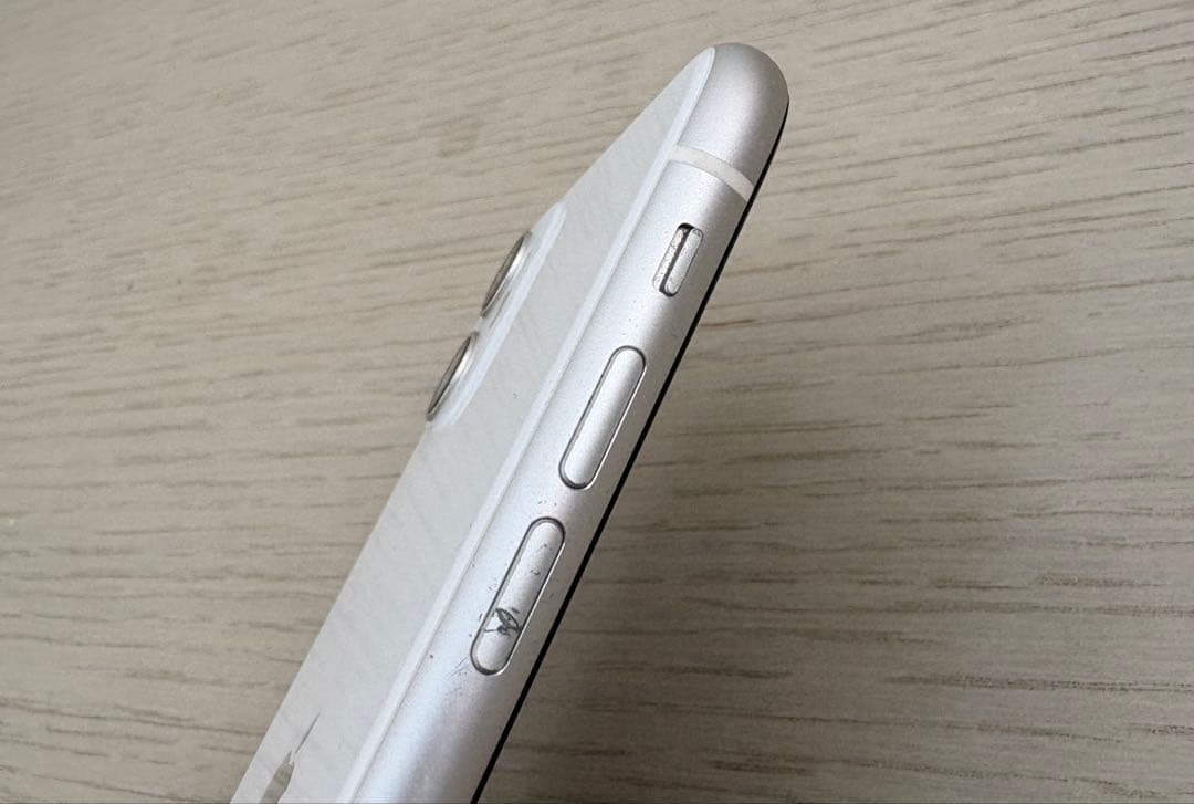 【本体のみ】《側面キズ＆画面やけ有》iPhone11 128GB ホワイト