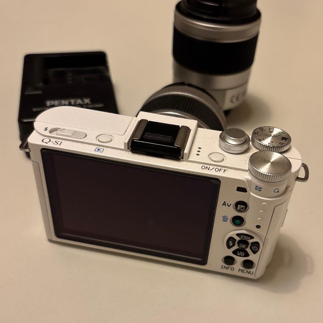 PENTAX Q-S1 ホワイト 交換レンズ2つ、バッテリー付き - メルカリ