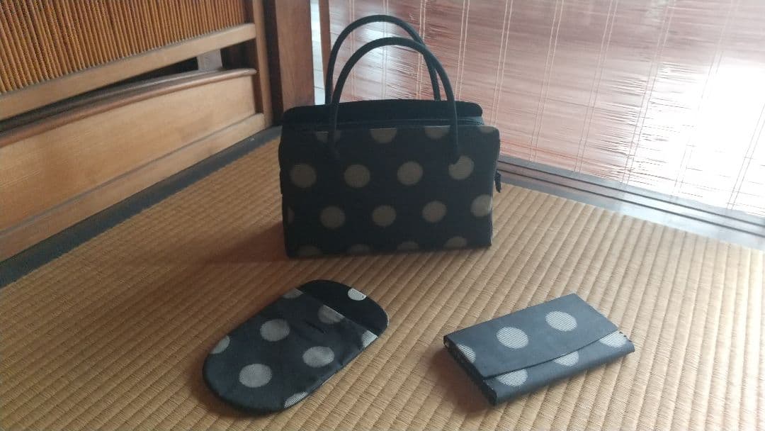 和装バッグ　袱紗挟み　替え足袋入れ　かっこいい！ 楽天市場】香華堂謹製 足袋入れ(男女兼用) 帆布印伝[紗綾型] 黒