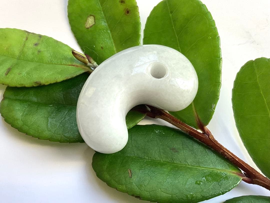 ✳️最後の1個 極上ラベンダー 糸魚川翡翠勾玉 お身近に本物の御守り石