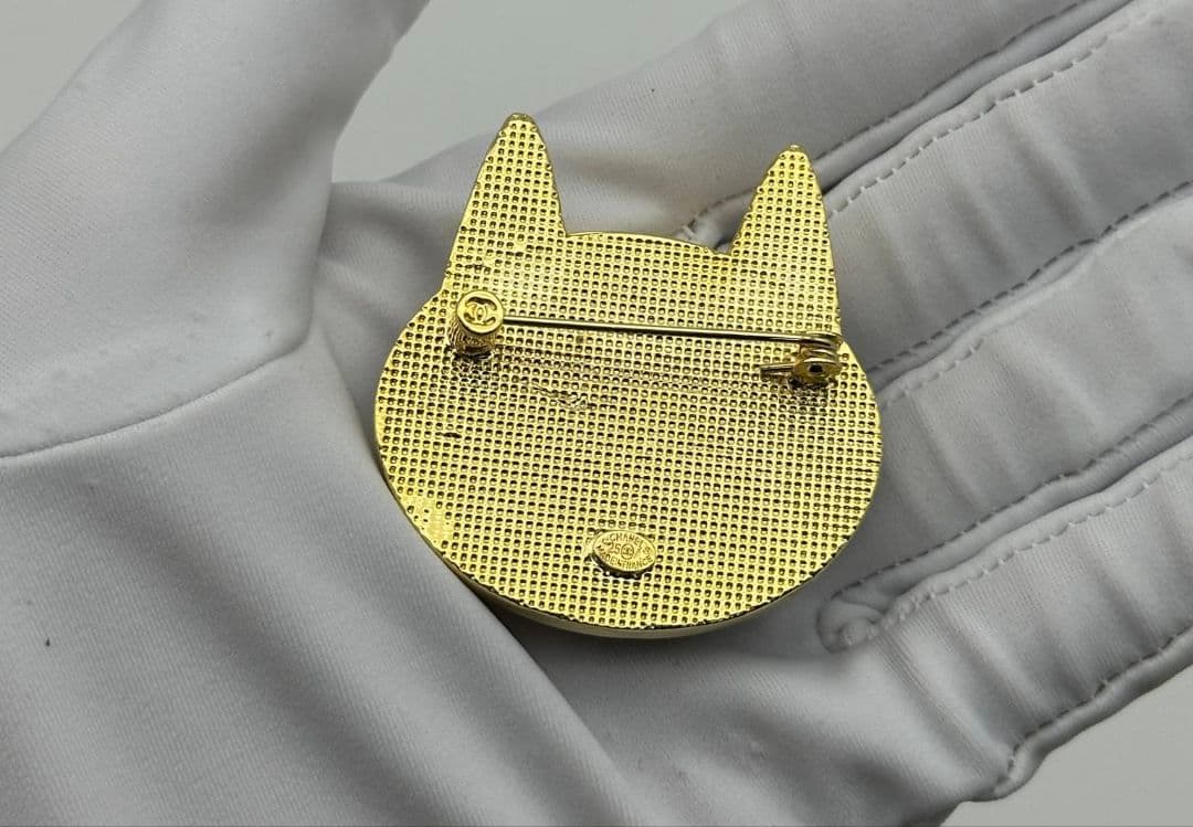 CHANEL ブローチ ブラック×ゴールド エジプトキャット - メルカリ