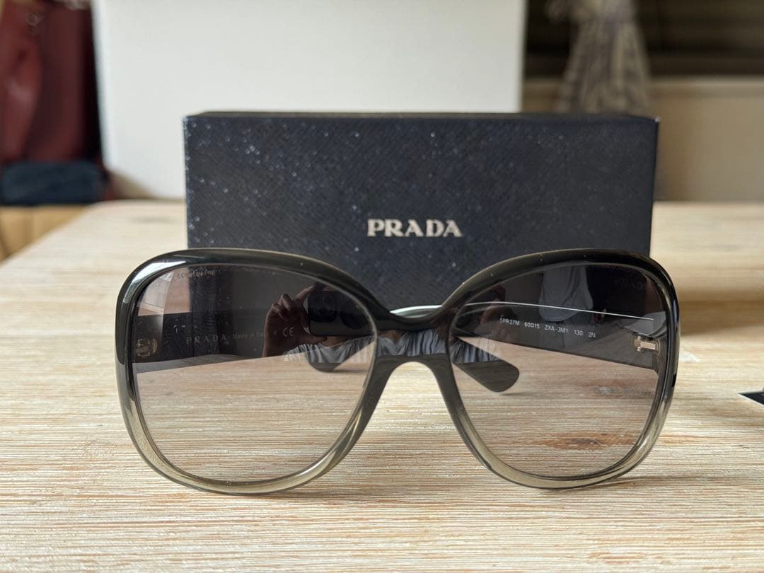 PRADA グレー オーバーサイズ サングラス グレーレンズ プラダ シンボル サングラス | PRADA