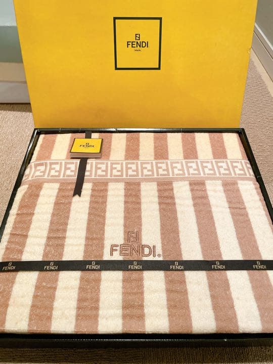 最終値下げ！FENDI タオルケット【新品】 - メルカリ