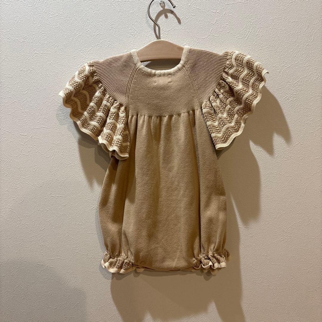 MABLI ベージュ フリル袖ロンパース - メルカリ