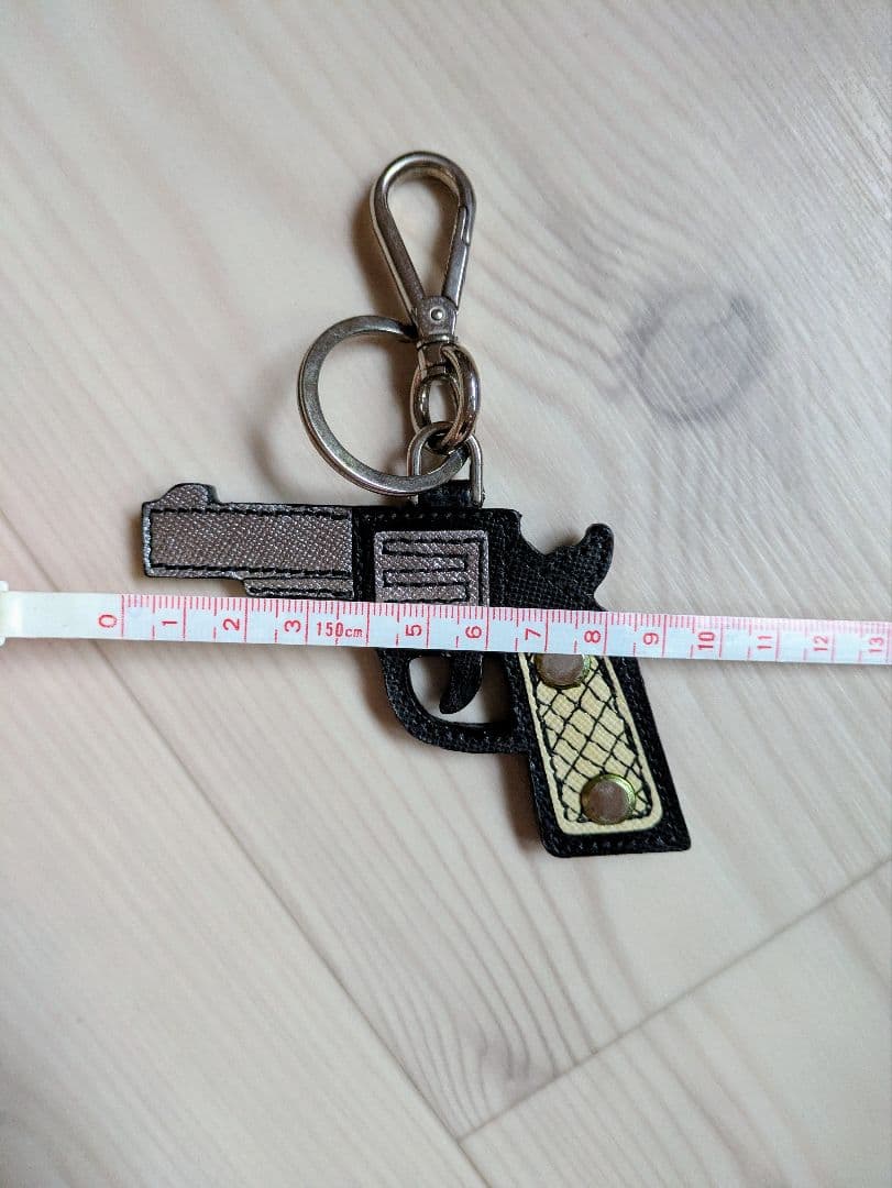 新品 PRADA プラダ 正規店購入 レア物 ピストル キーホルダーの通販は