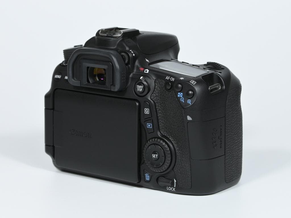 【美品】 キヤノン　Canon EOS 70D ボディ 《ショット数3971》