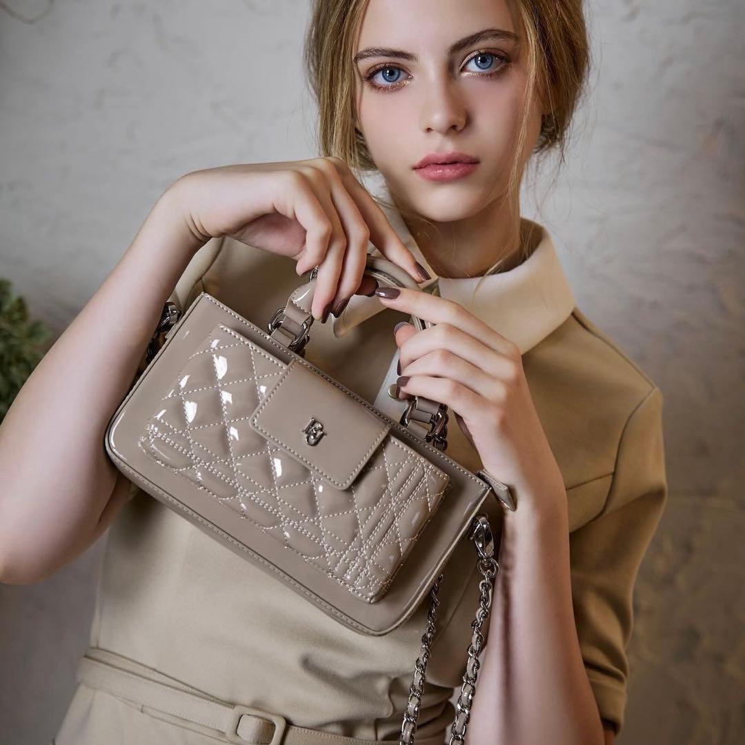 Riu スマホショルダーバッグ ベージュ エナメルキルティング-櫻坂46