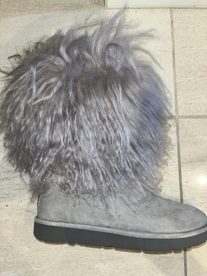 p*y様 UGG グレー ファー付きムートンブーツ アグ UGG ムートンブーツ ショート ビジューボタン 裏地ファー 総柄