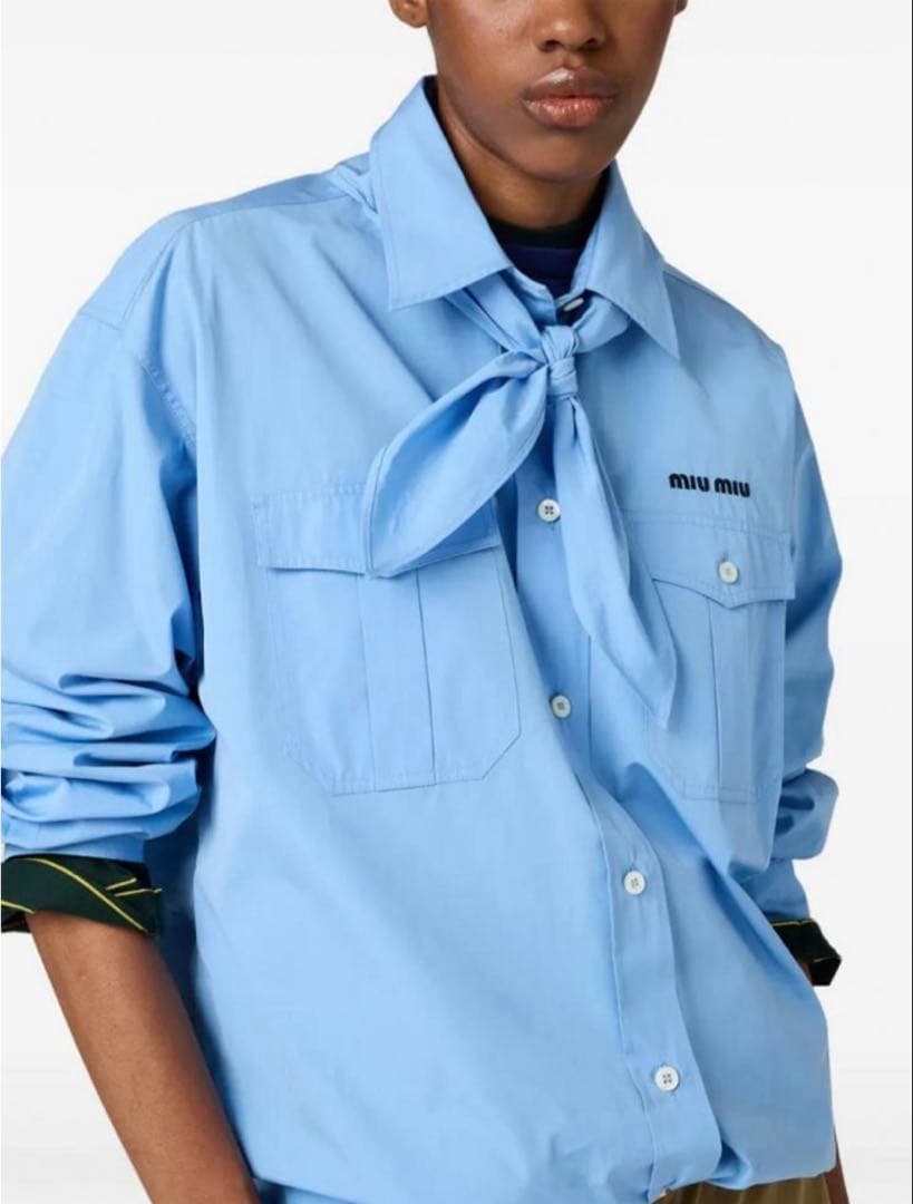 試着のみ】MIUMIU 胸ロゴ スカーフ付 ポプリン シャツ ブルー - メルカリ
